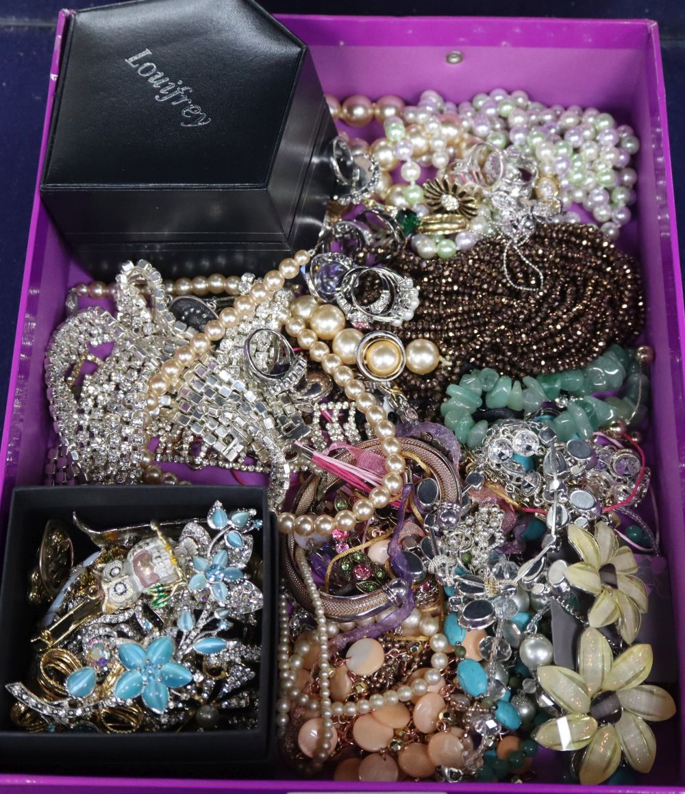 A group of assorted costume jewellery including rings, brooches, necklaces, etc.